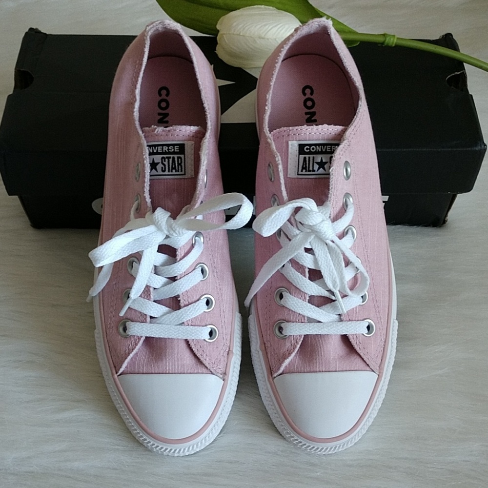Size 8🎁CONVERSE WOMEN'S SHOES - Picture 1 of 5